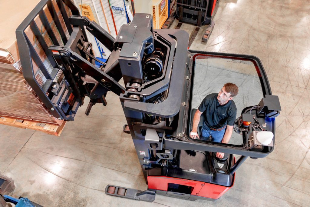 Linde - 1395 Series: R15SX - R22SX Pantograph Narrow Aisle Reach Trucks - Image 2