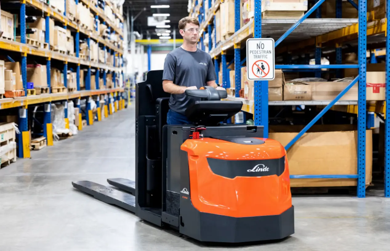 Linde - 1102 Series: ECR30 - ECR40 Electric Center Rider Pallet Trucks - Image 2