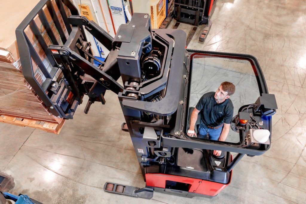 Linde - 1395 Series: R15SX - R22SX Pantograph Narrow Aisle Reach Trucks - Image 2